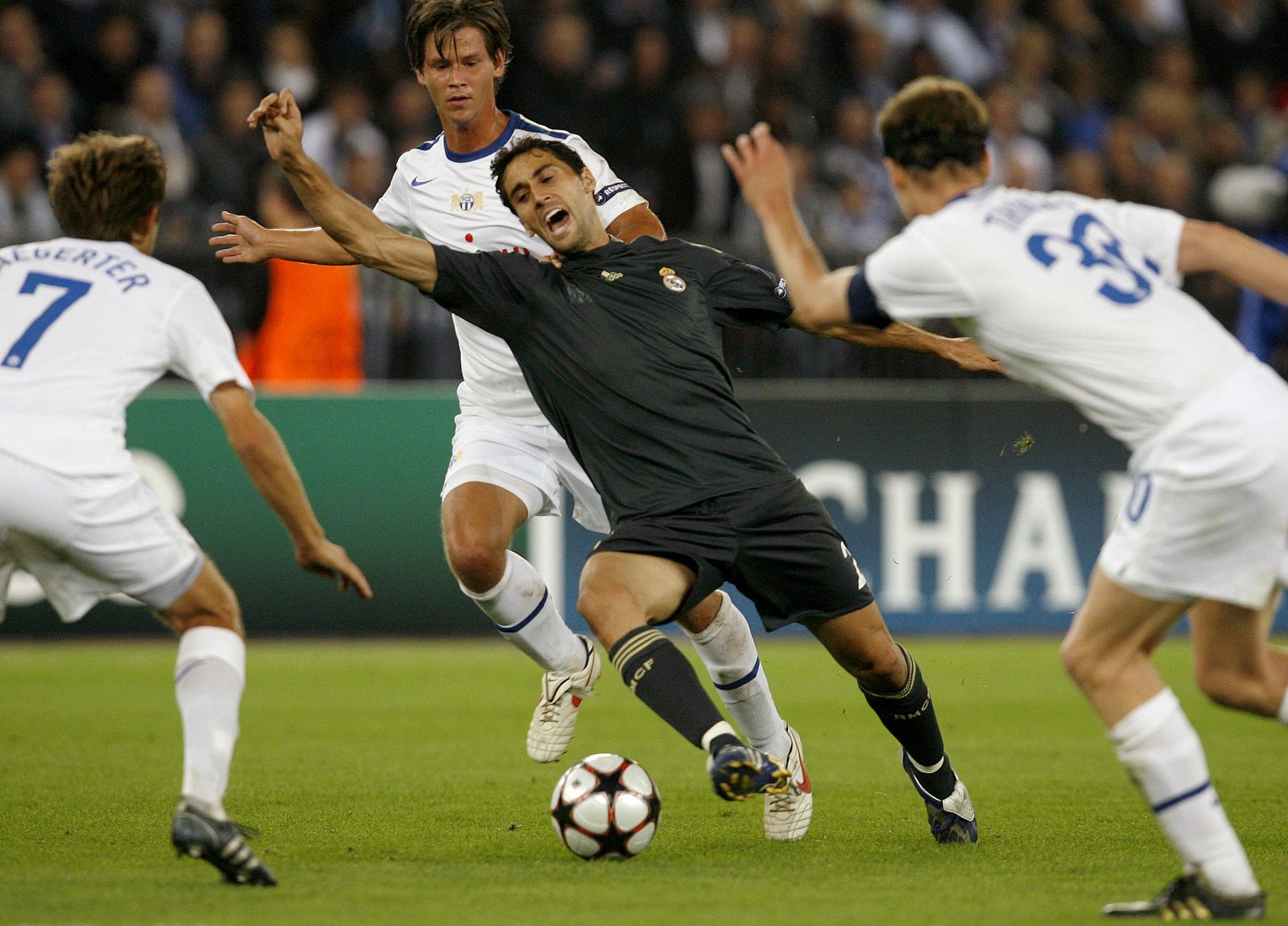 Imagen del defensa madridista Álvaro Arbeloa durante un partido de champions ante el Zurich.