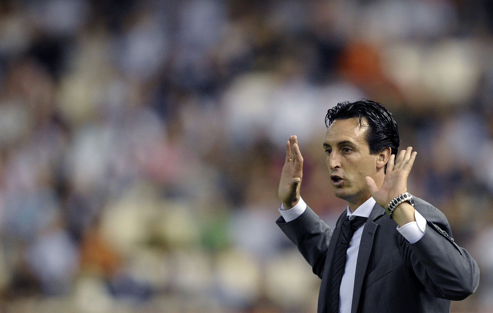 Emery gesticula en la banda durante el partido frente al Sporting de Gijón