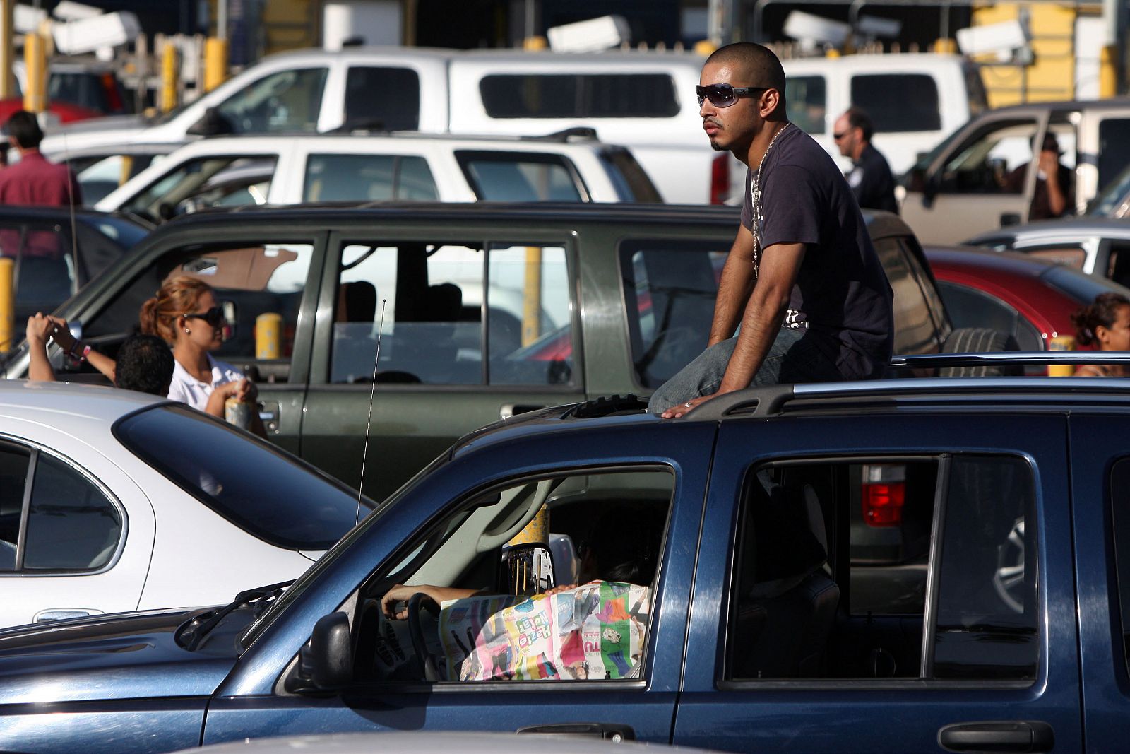 Conductores esperan poder cruzar por el paso fronterizo de San Ysidro