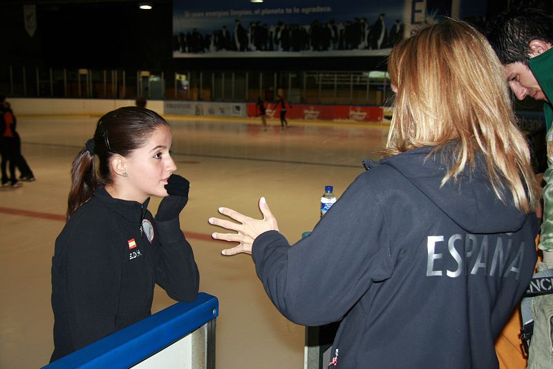 La patinadora Sonia Lafuente, junto a su entrenadora en la pista de Majadahonda (Madrid).