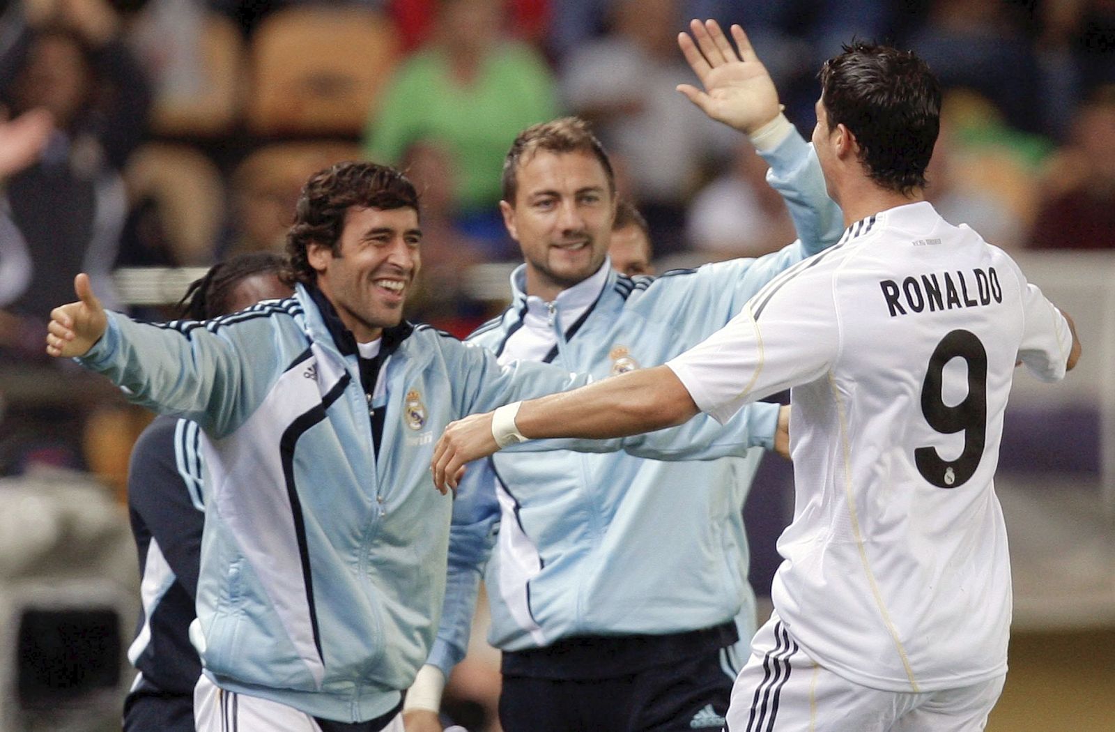 Cristiano Ronaldo recibe la felicitación de sus compañeros Raúl González y Jerzy Dudek