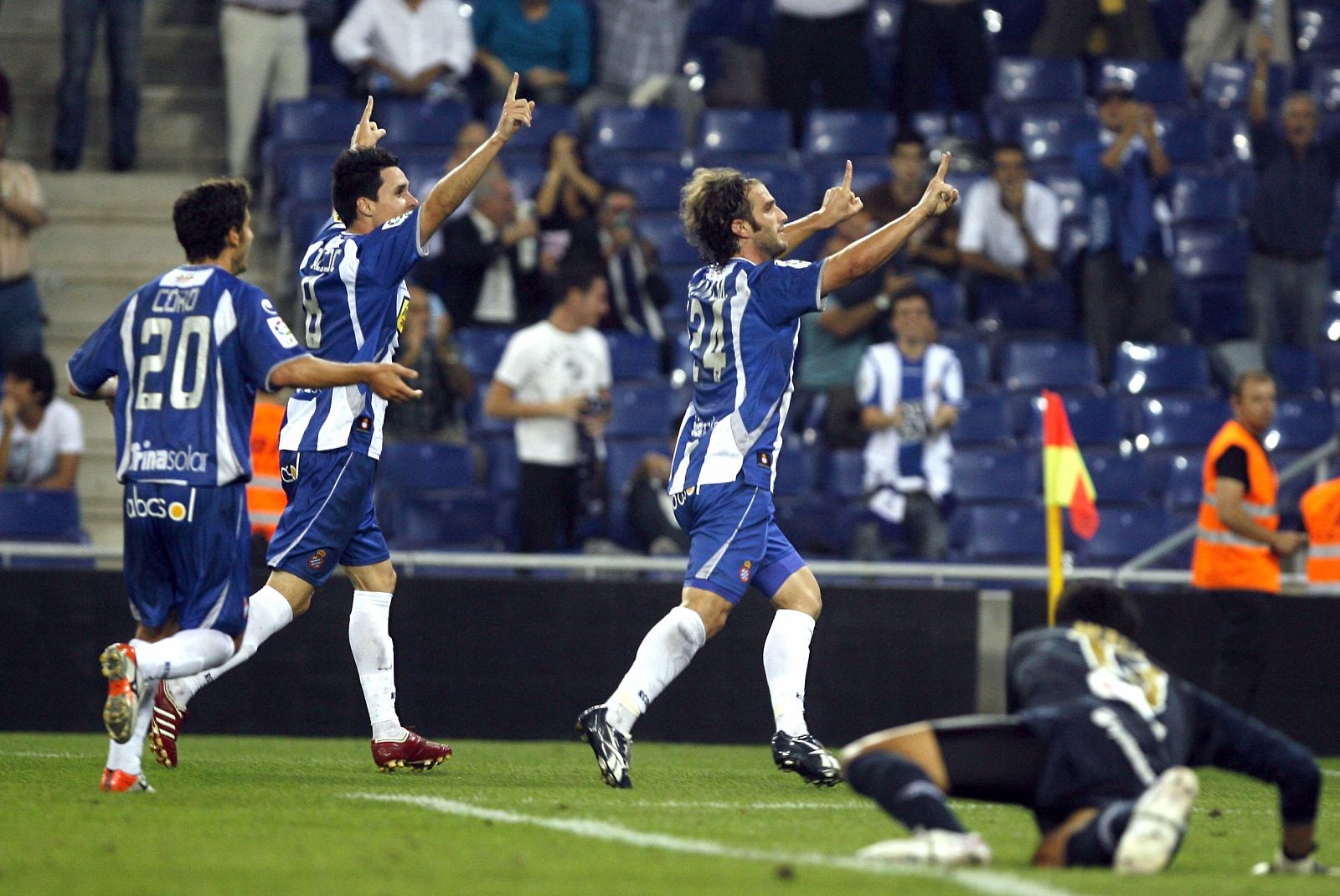 El delantero del RCD Espanyol Iván Alonso (d) celebra con dos compañeros el gol que ha marcado al Málaga.