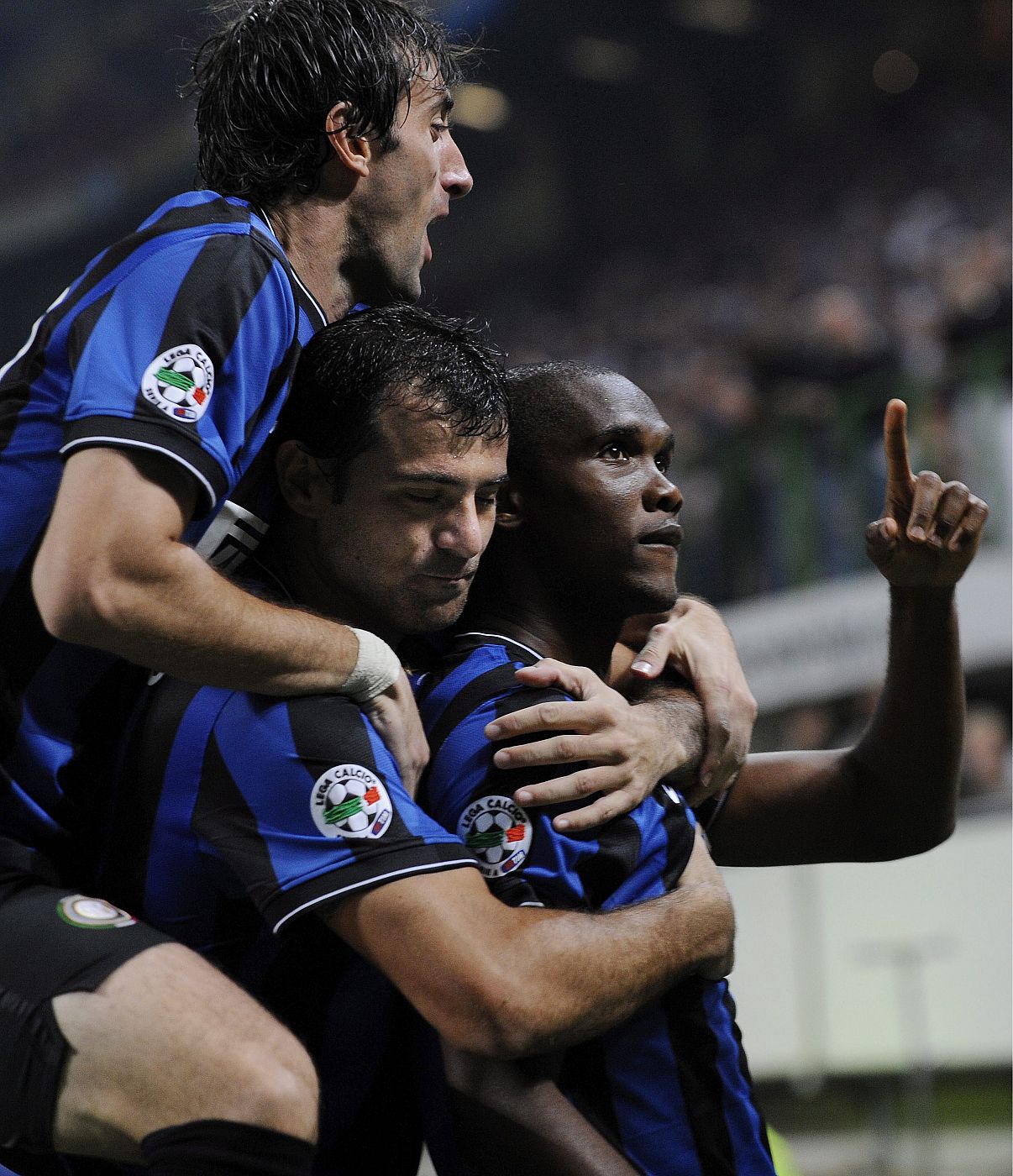 Samuel Eto'o celebra con sus compañeros uno de los goles del Inter.