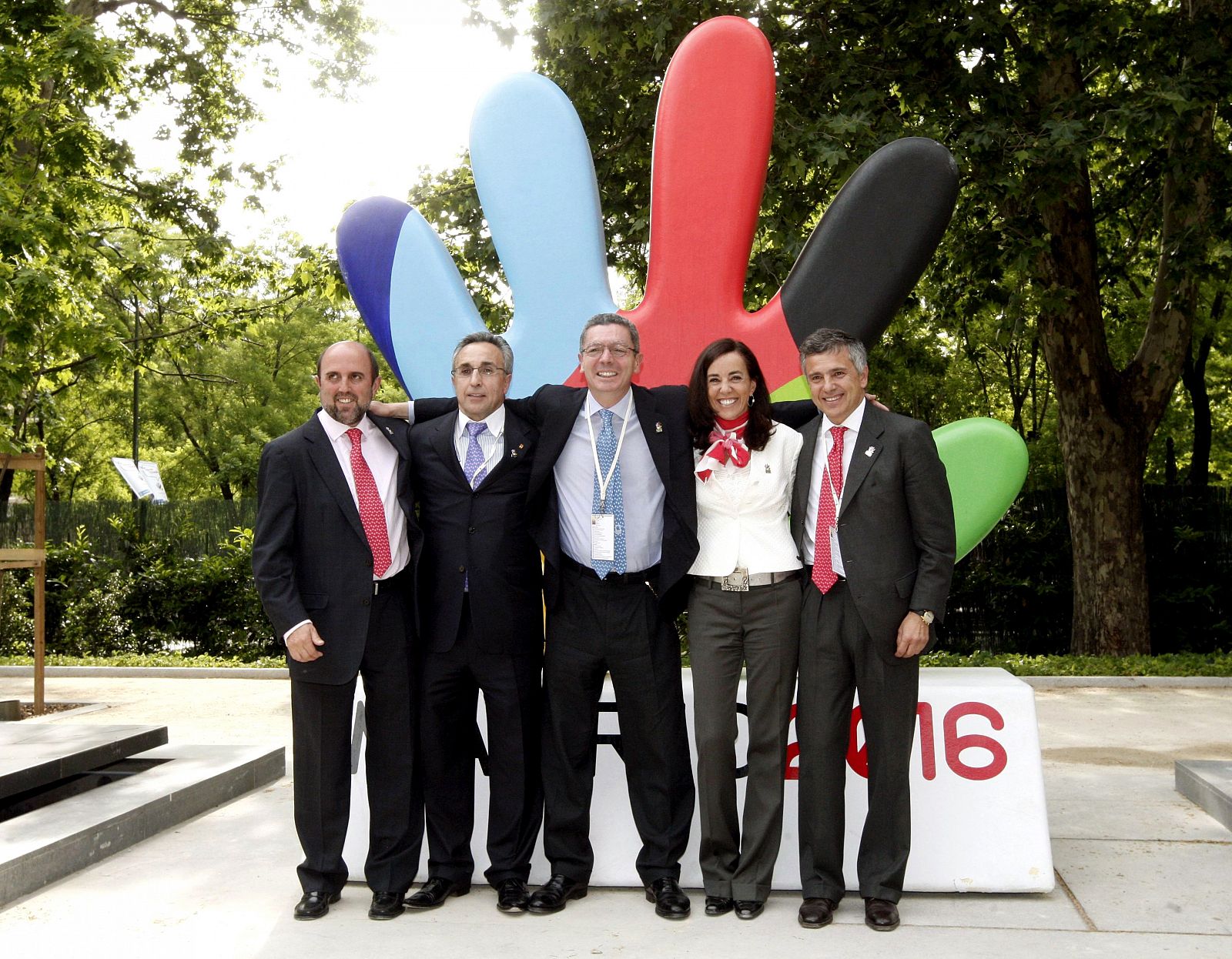 Blanco, segundo por la izquierda, posa frente al logo de Madrid 2016 junto a Gallardón, Mercedes Coghen y Miguel Sagarra.