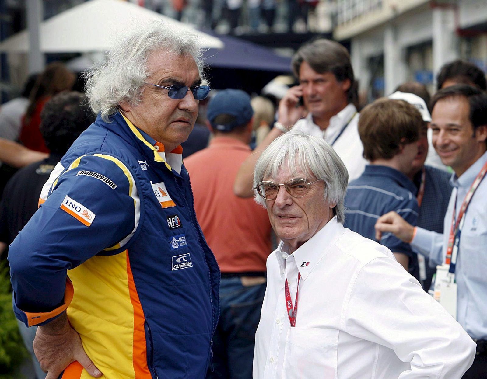 Briatore y Ecclestone conversan en el pasado GP de Brasil de 2008.