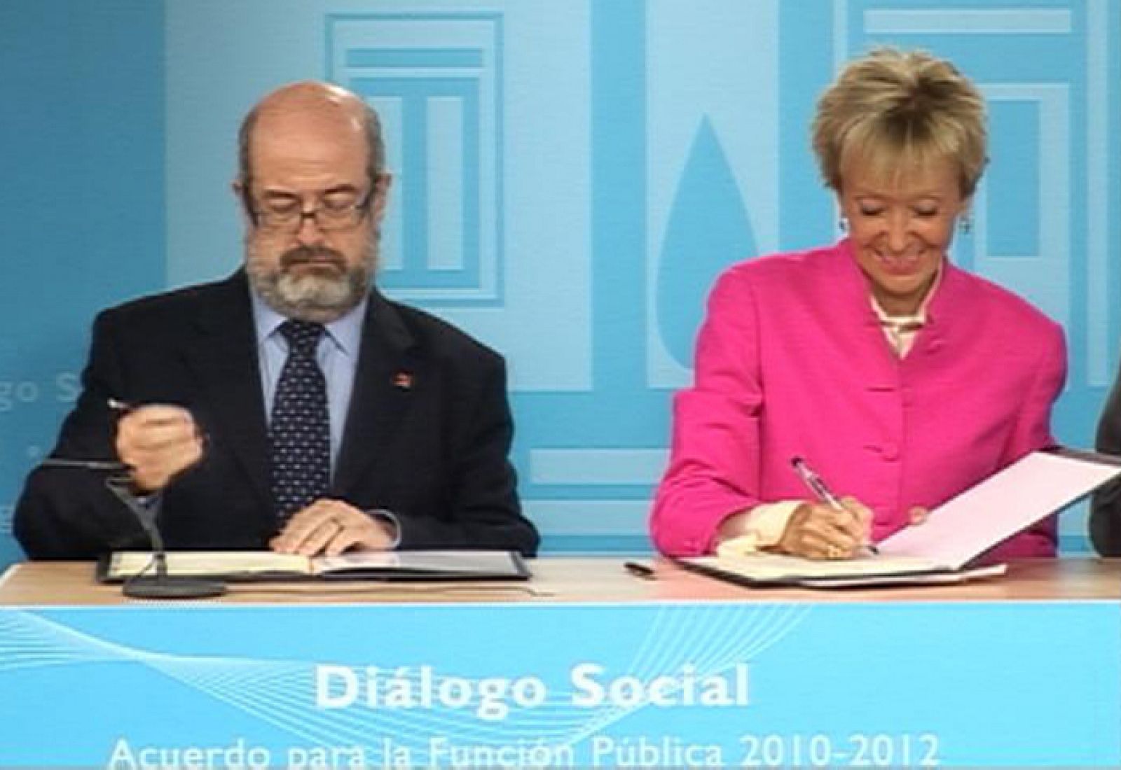 La vicepresidenta primera del Gobierno ha vuelto hoy al trabajo después de hace diez días fuera intervenida de una dolencia intestinal