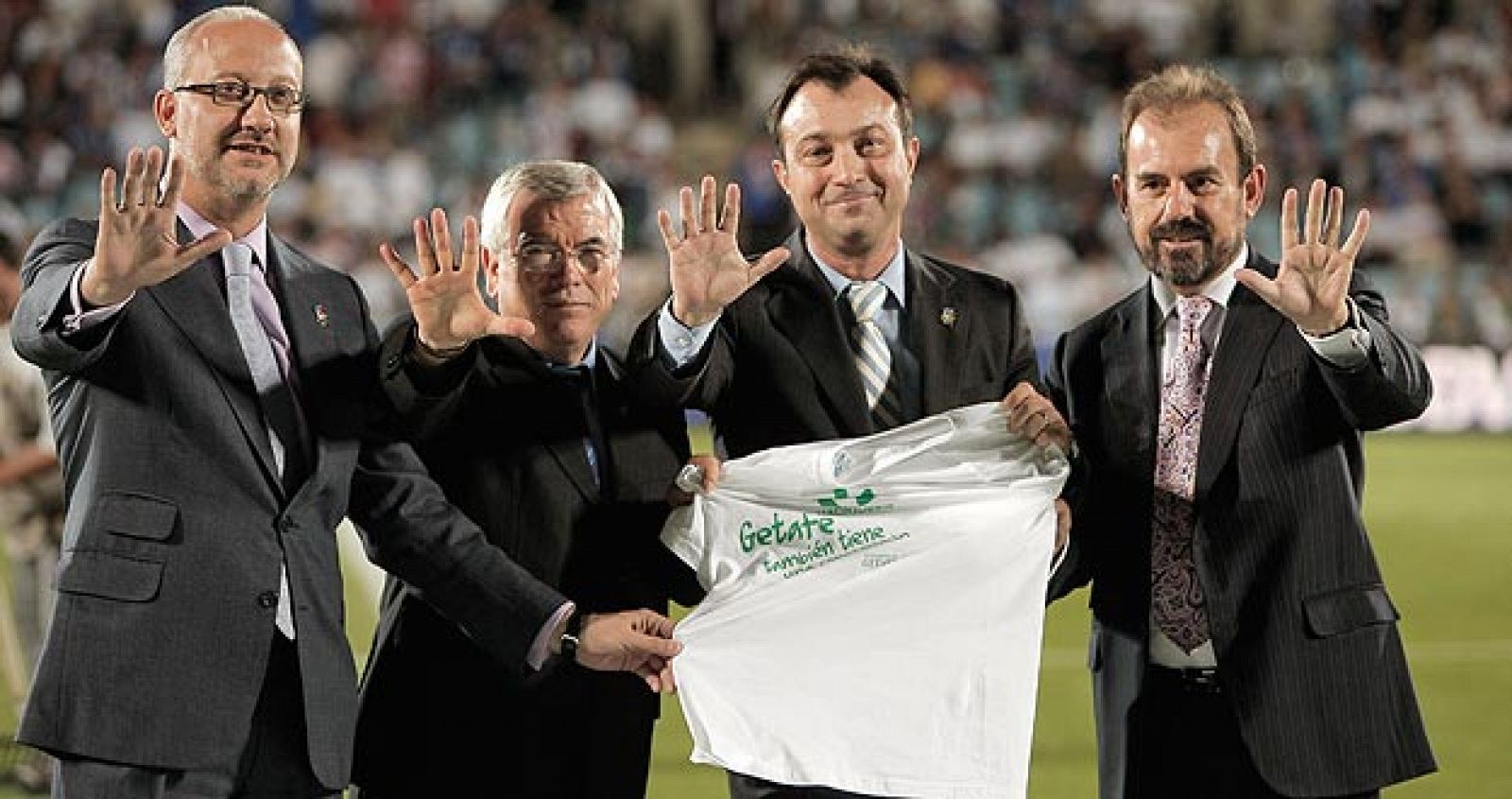 El presidente del Getafe, Ángel Torres, con una camiseta con el lema "Getafe también tiene una corazonada".