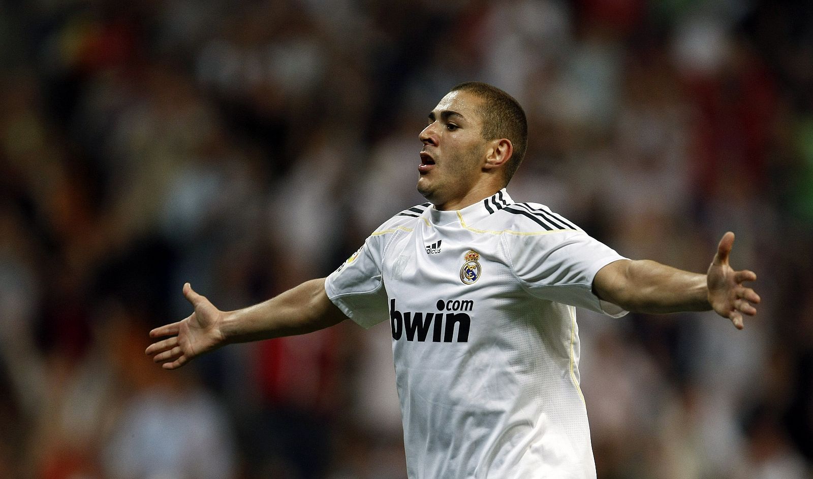 El jugador del Real Madrid Karim Benzema celebra un gol del equipo.