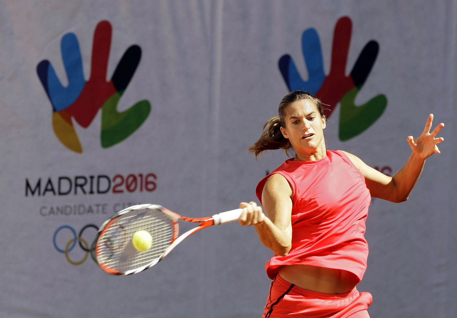 Amelie Mauresmo golpea la pelota ante el logo de Madrid 2016.