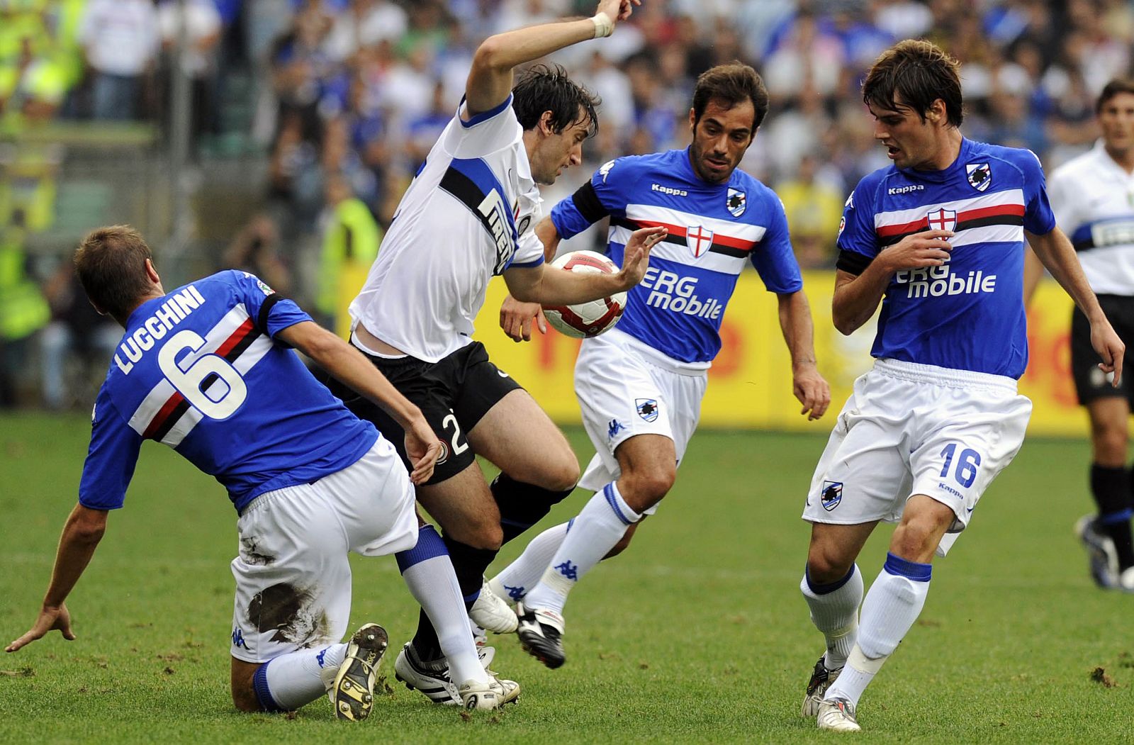 Diego Milito lucha por el balón con Stefano Lucchini y Andrea Poli del Sampdoria.