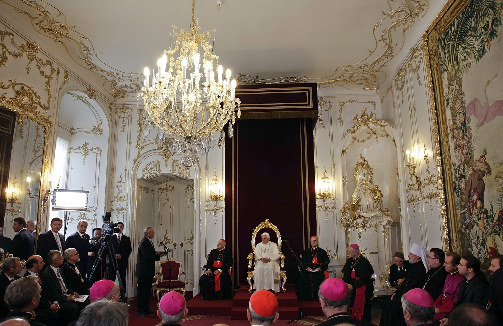 El Papa Benedicto XVI (C) lidera un encuentro ecuménico en Praga, (República Checa)