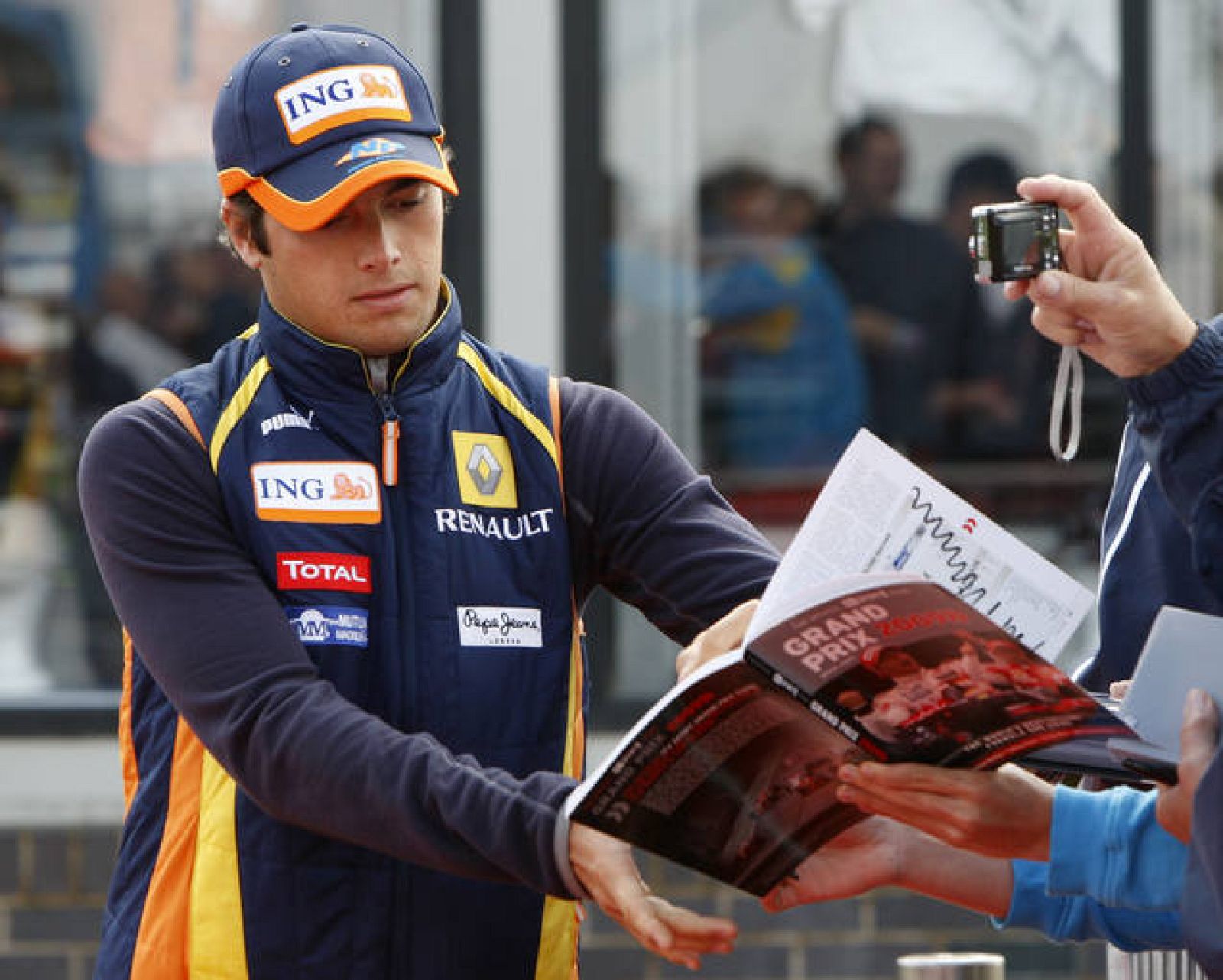 Nelsinho Piquet se vio presionado por Renault cuando tenía pendiente la renovación de su contrato, defiende su padre.