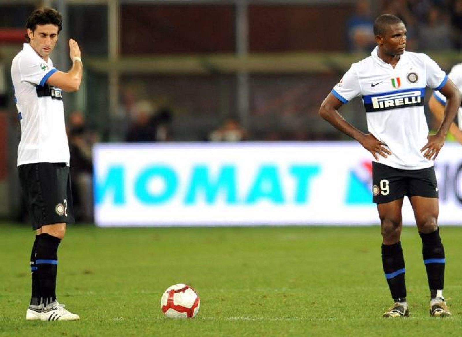 Diego Milito y Samuel Eto'o reaccionan después del gol de la Sampdoria