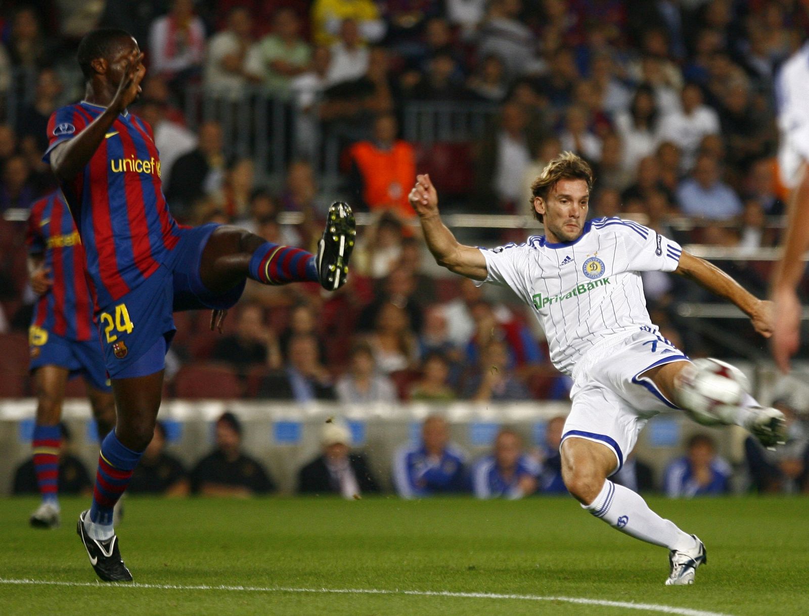 Andriy Shevchenko remata un balón ante Yaya Toure durante el partido de Champions entre el Barça y el Dinamo de Kiev en el Camp Nou.