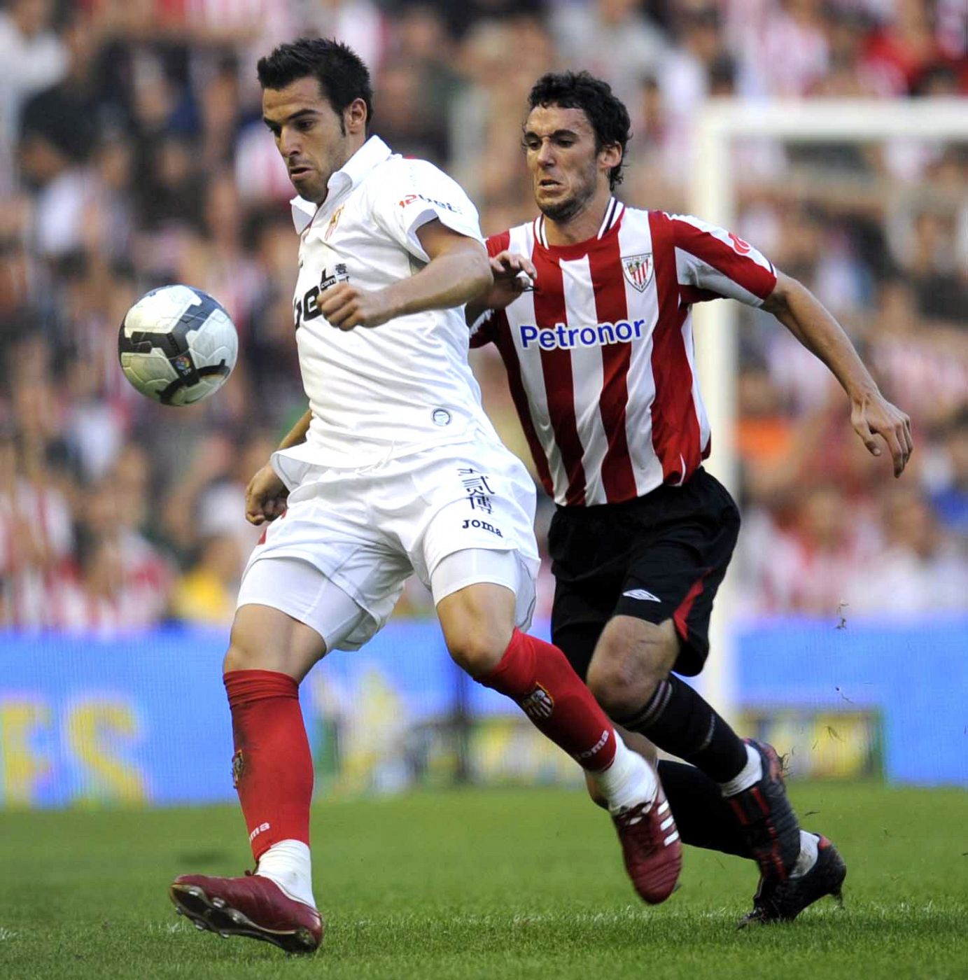 Álvaro Negredo disputa un balón con el defensa del Athletic de Bilbao Ustaritz