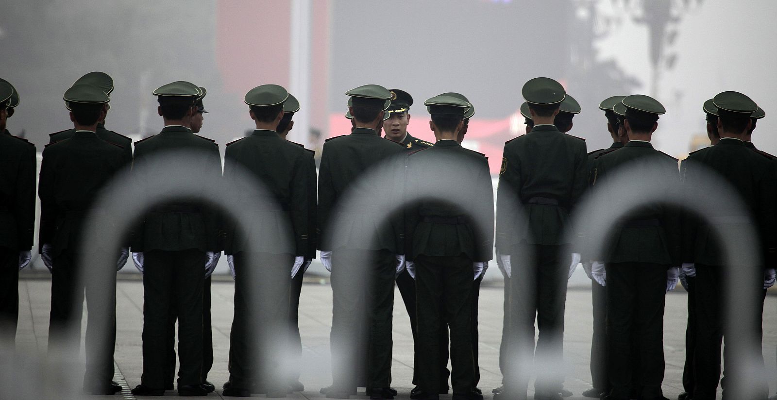 Policías paramilitiares escuchan instrucciones de su líder para patrullar la plaza de Tiananmen.