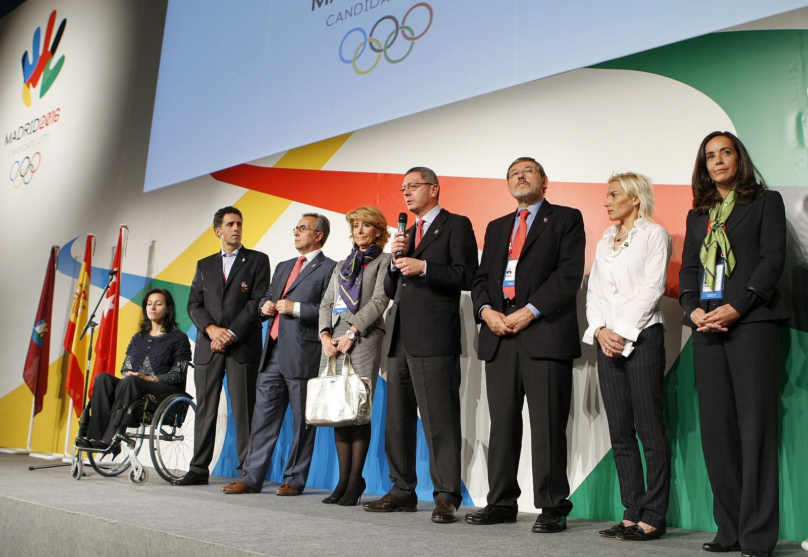 Mercedes Coghen, a la derecha, junto a políticos y deportistas representantes de la delegación española.