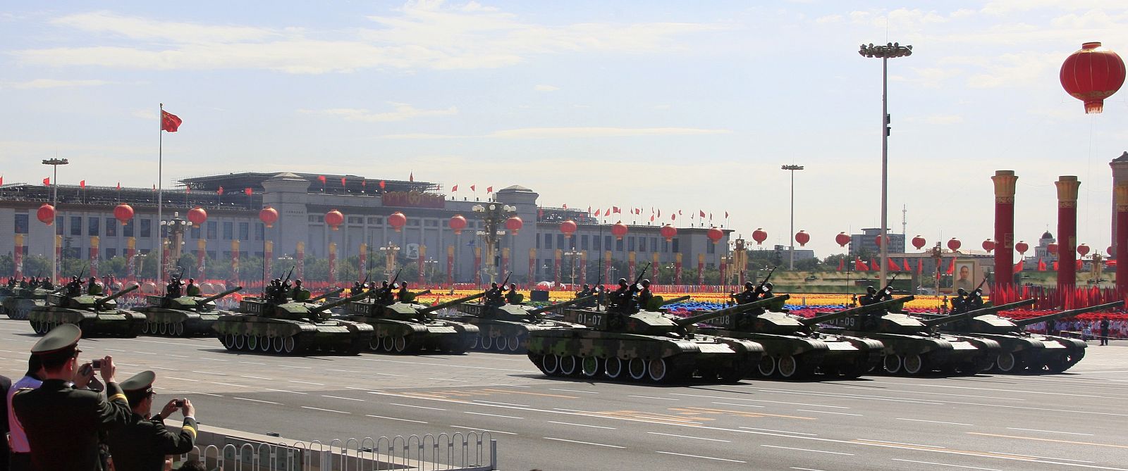 Los tanques desfilan por la plaza de Tiananmen en el 60º aniversario de la China Popular.