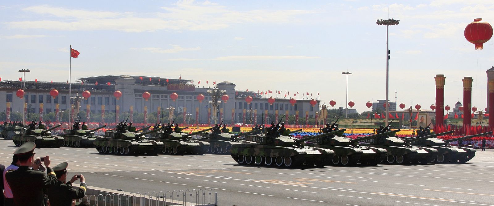 China exhibe poderío militar en su 60º aniversario