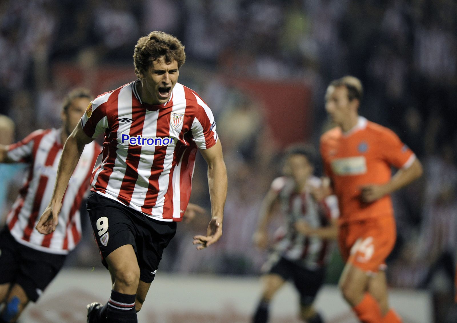 El jugador del Athletic Fernando Llorente celebra un gol ante el Austria de Viena en la Liga Europa.