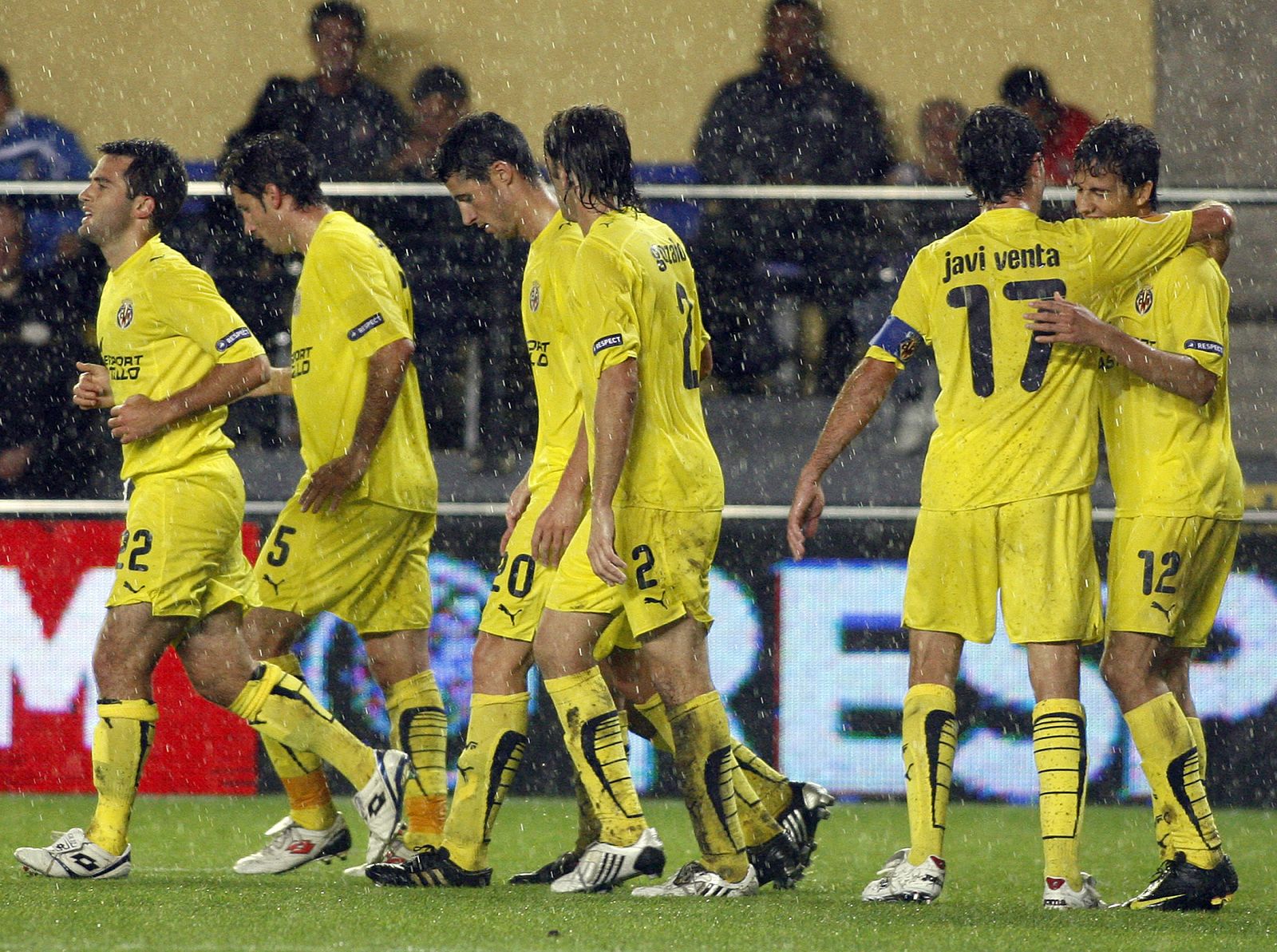 Varios jugadores del Villarreal celebran un gol ante el Levski Sofia en la Liga Europa.