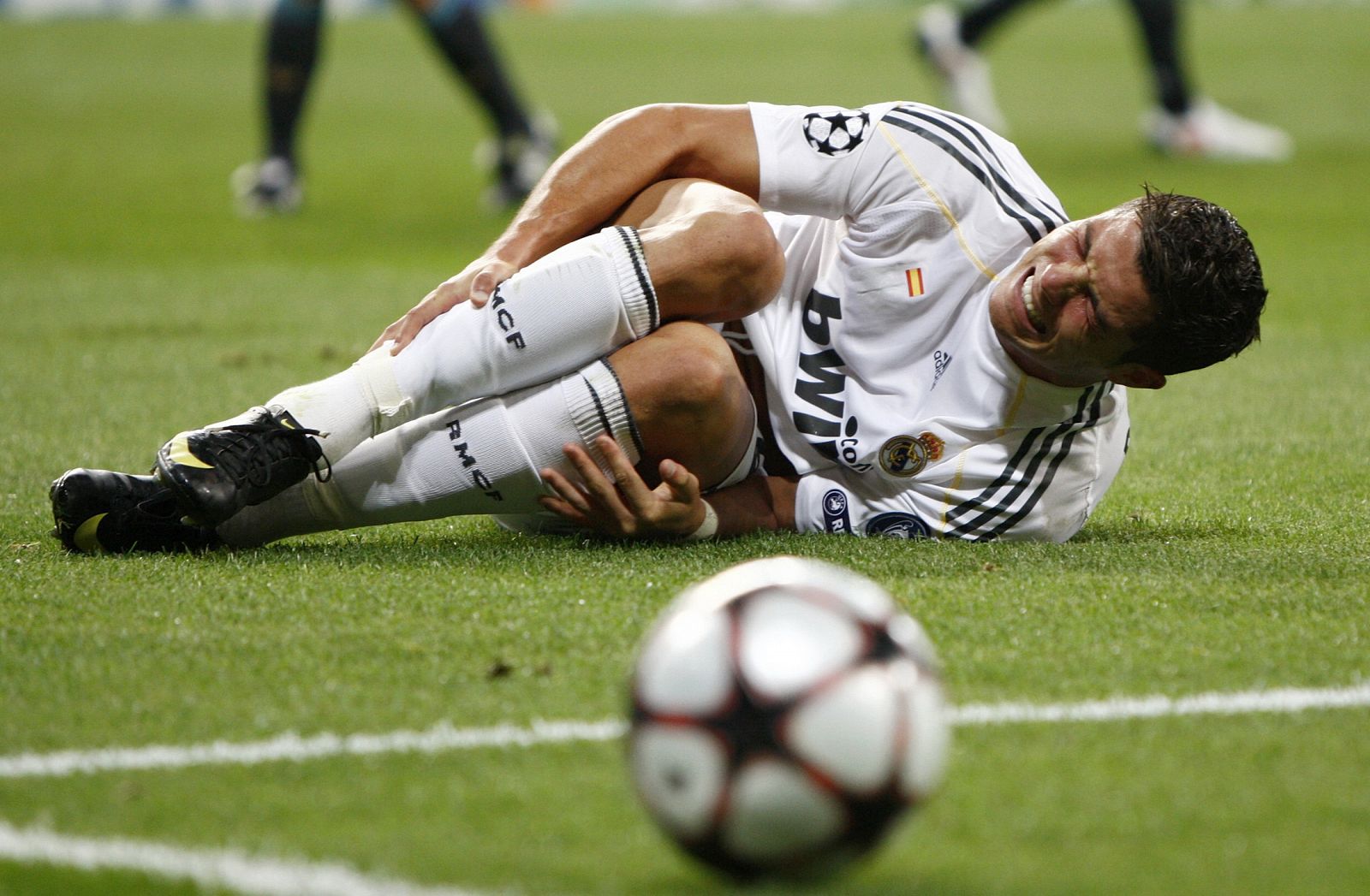 El jugador del Real Madrid Cristiano Ronaldo, tras una falta recibida por Diawara del Olympique de Marsella.