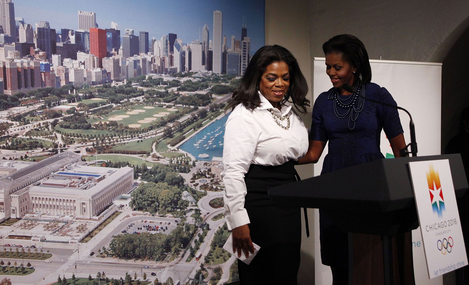 La presentadora de TV Oprah Winfrey presenta a Michelle Obama durante una cena de apoyo a Chicago