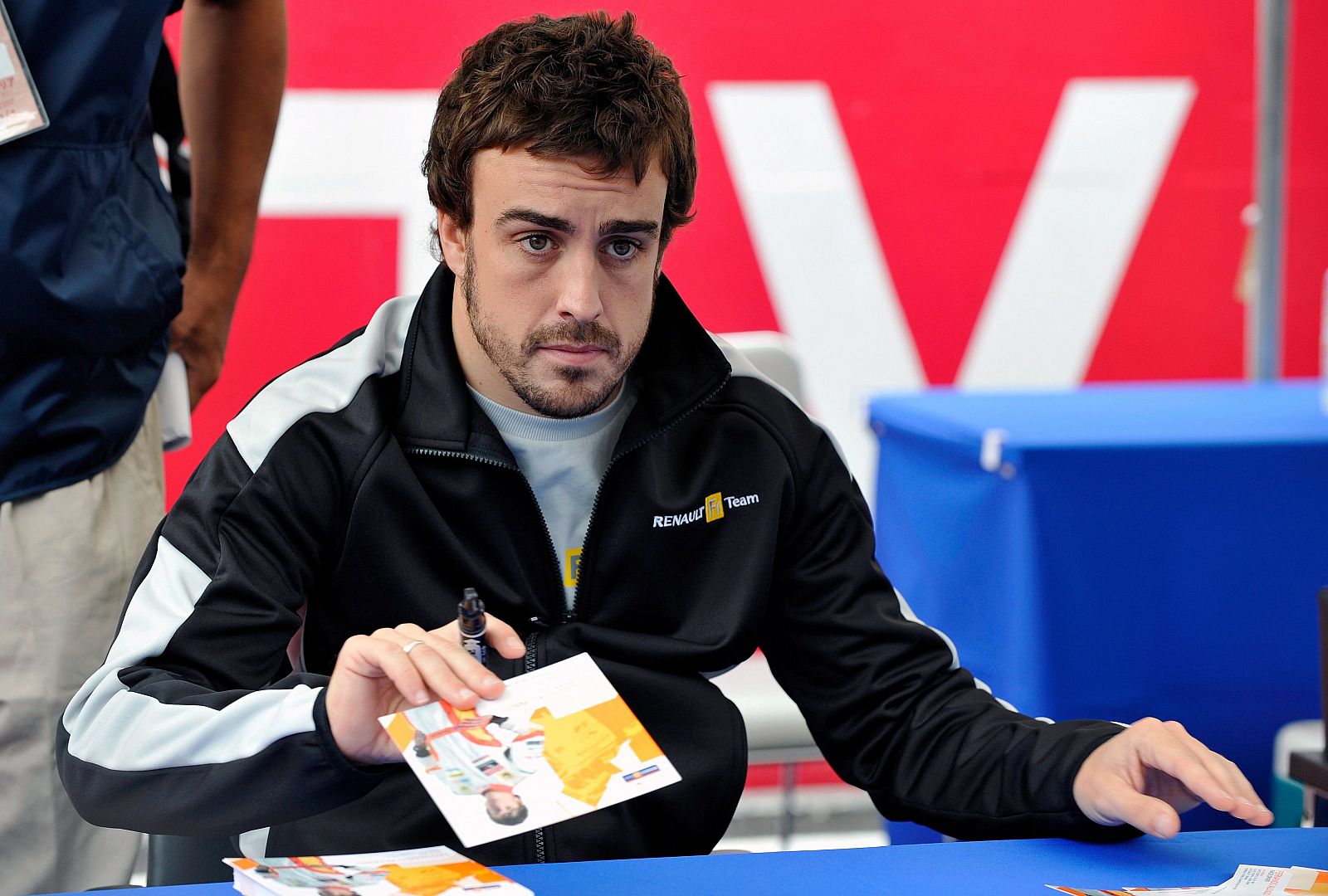 Fernando Alonso firma autógrafos en el circuito de carreras de Suzuka