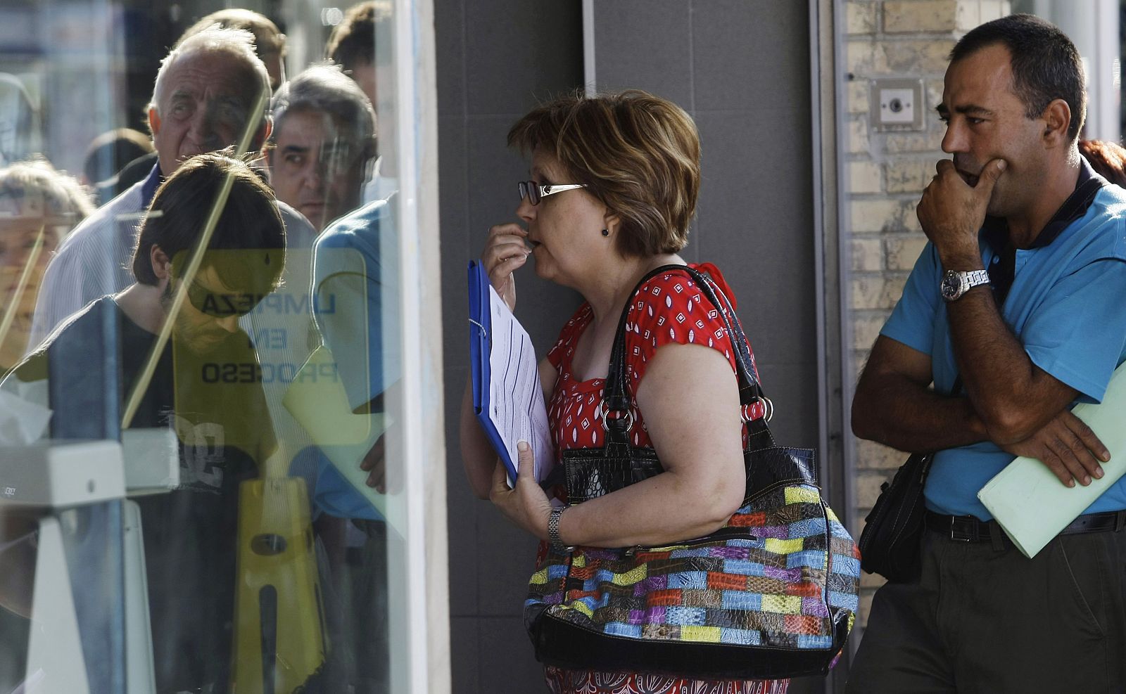 Parados ante una oficina de empleo en Madrid