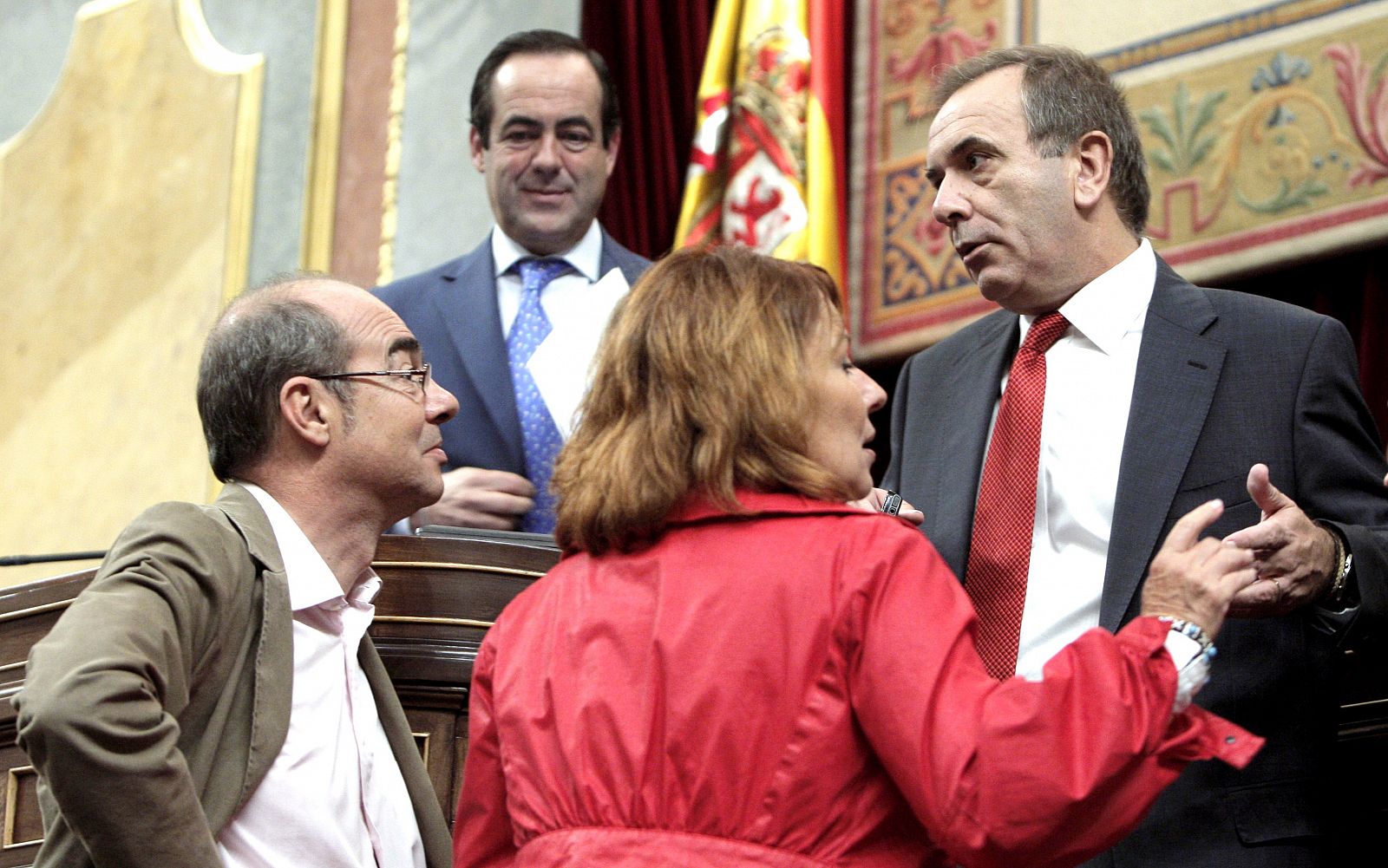 El portavoz socialista, José Antonio Alonso, a la derecha, y Francisco Jorquera se dirigen al presidente del Congreso, José Bono, tras el incidente.