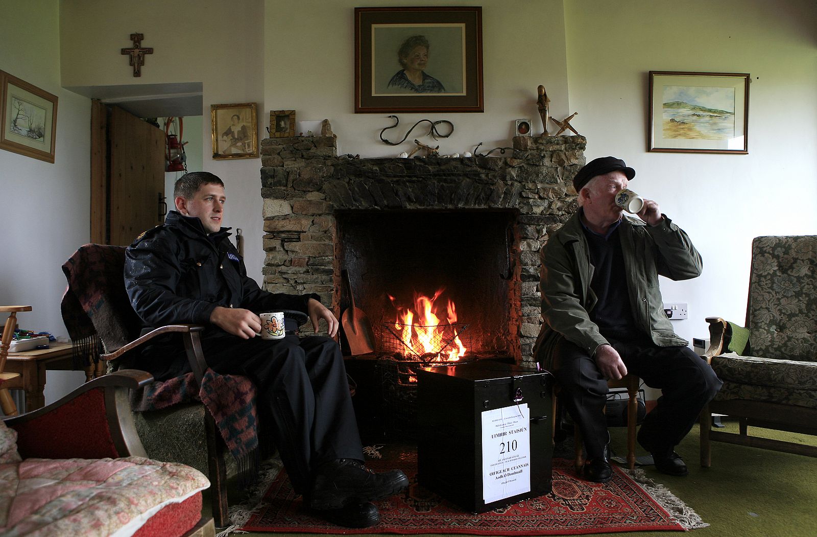 Dos funcionarios británicos toman un descanso en su viaje para llevar la urna que recogerá los votos sobre el Tratado de Lisboa en la isla e Inishfree.