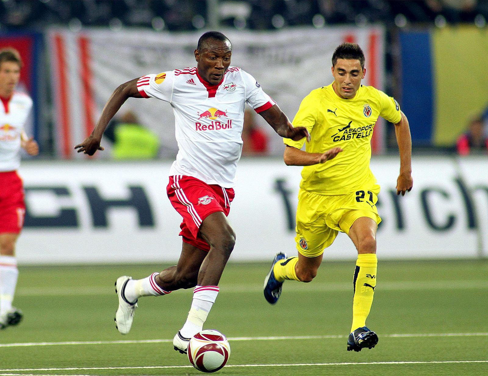 El jugador del Villarreal Bruno Soriano lucha por el balón con Somen Tchoyi, del Salzburgo, el mejor jugador del encuentro.