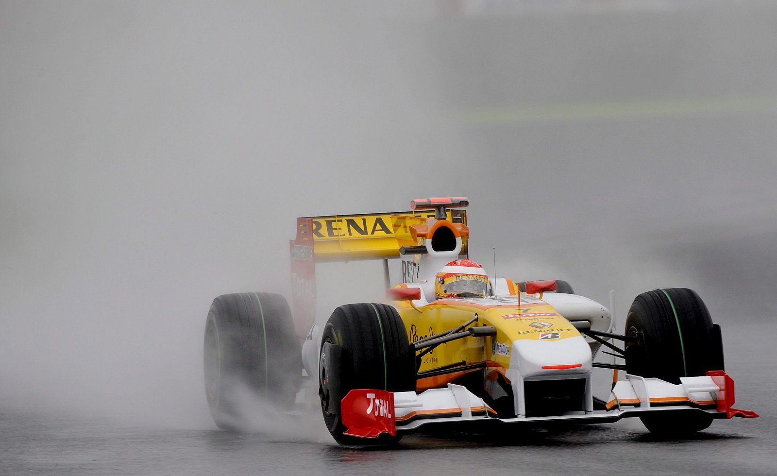 El piloto español de Fórmula Uno Fernando Alonso, de Renault, participa en la segunda sesión de entrenamientos en el Circuito de Suzuka (Japón).