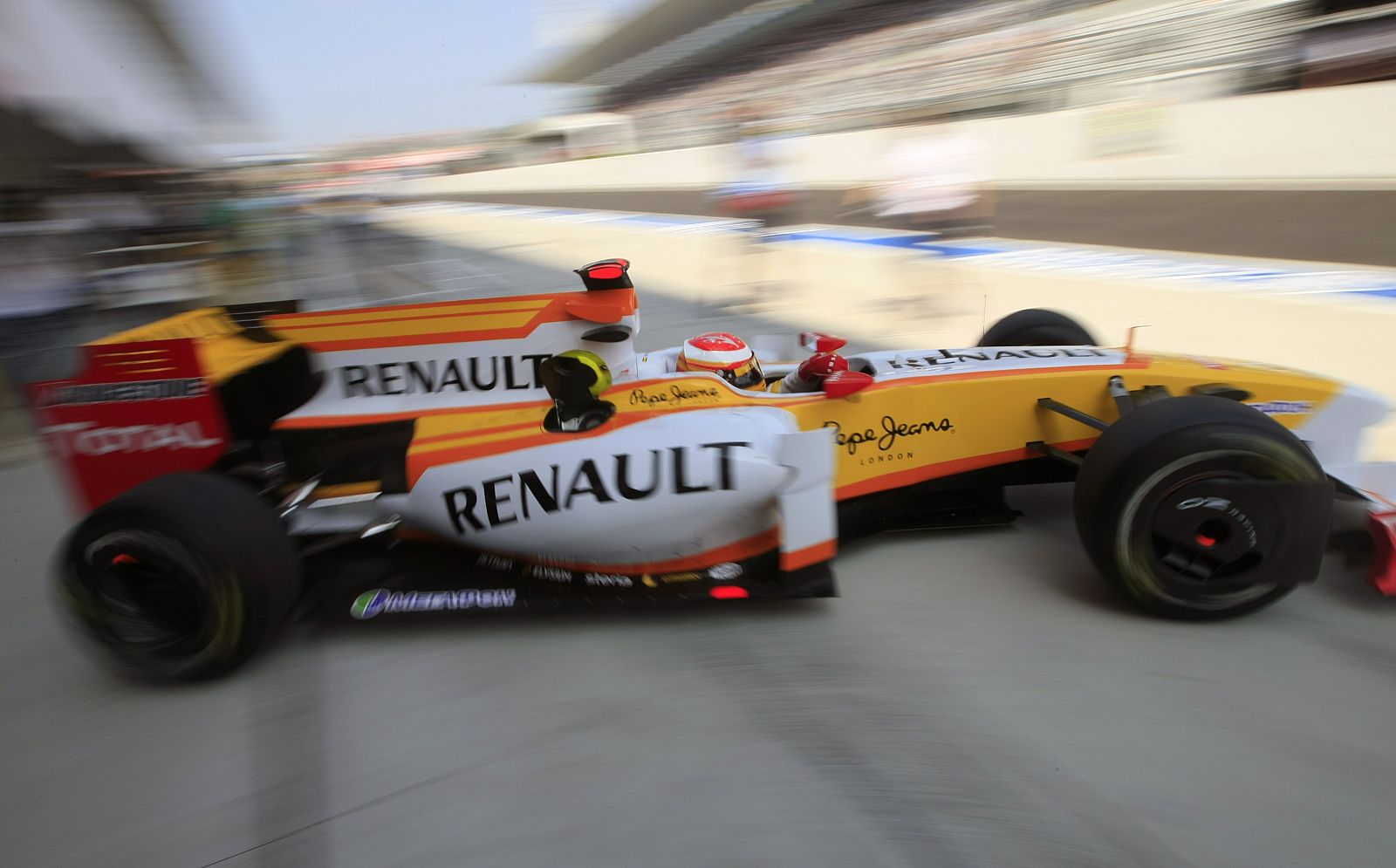 El español de Renault Fernando Alonso hace un trompo durante la sesión clasificatoria del Gran Premio de Japón.