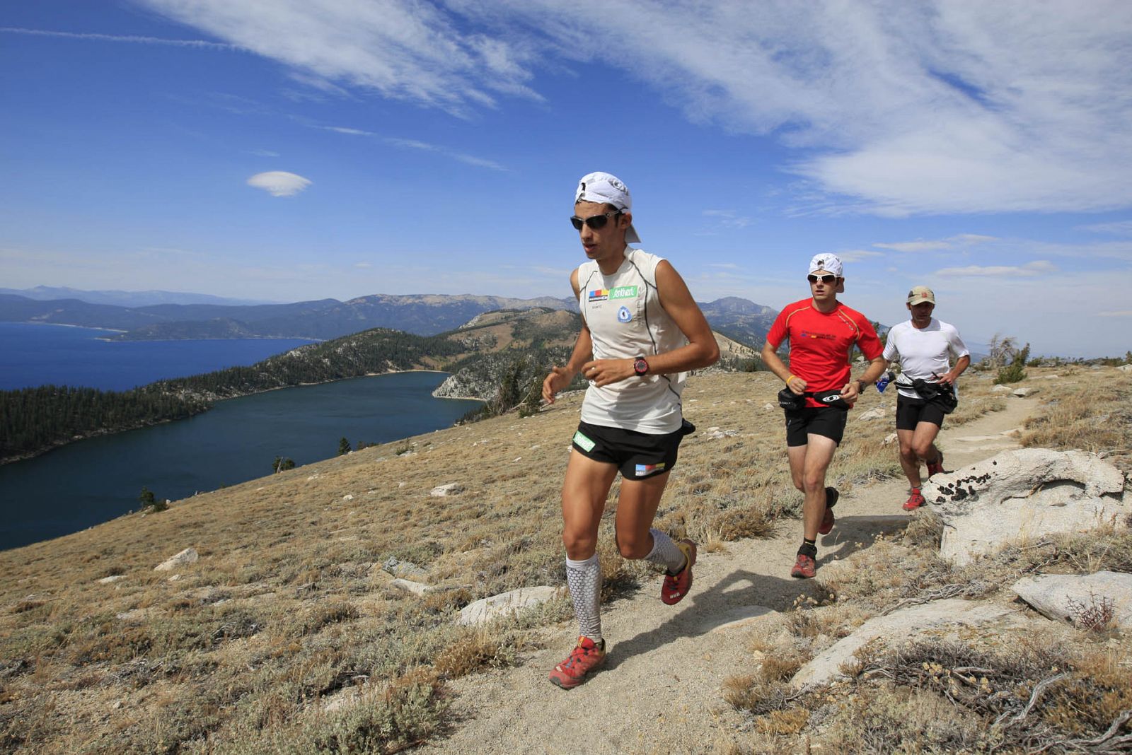 Kilian (el primero), junto a varios corredores que le acompañaron parte del recorrido.