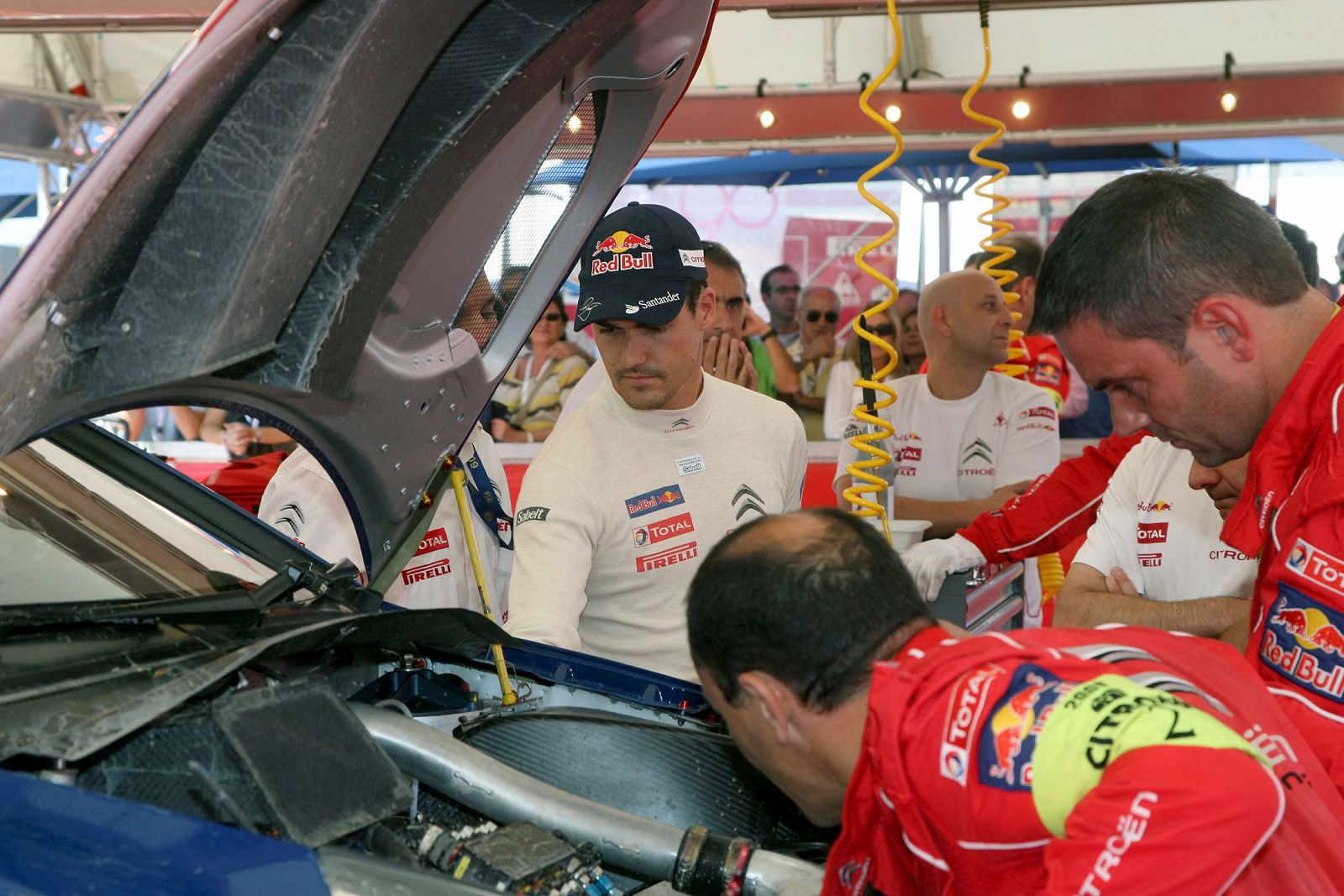 El piloto español de Citroën C4, Dani Sordo, en las asistencias de Port Aventura