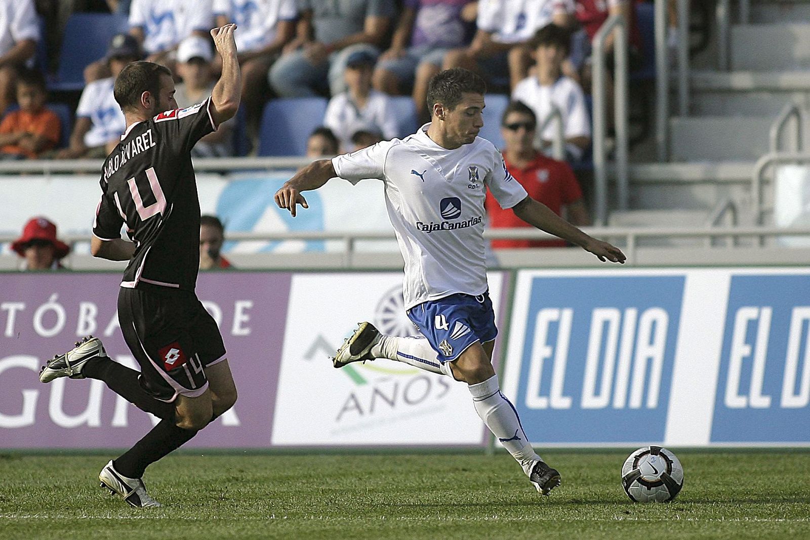 Carlos Bellvis, del Tenerife, centra un balón ante el deportivista Pablo Álvarez.