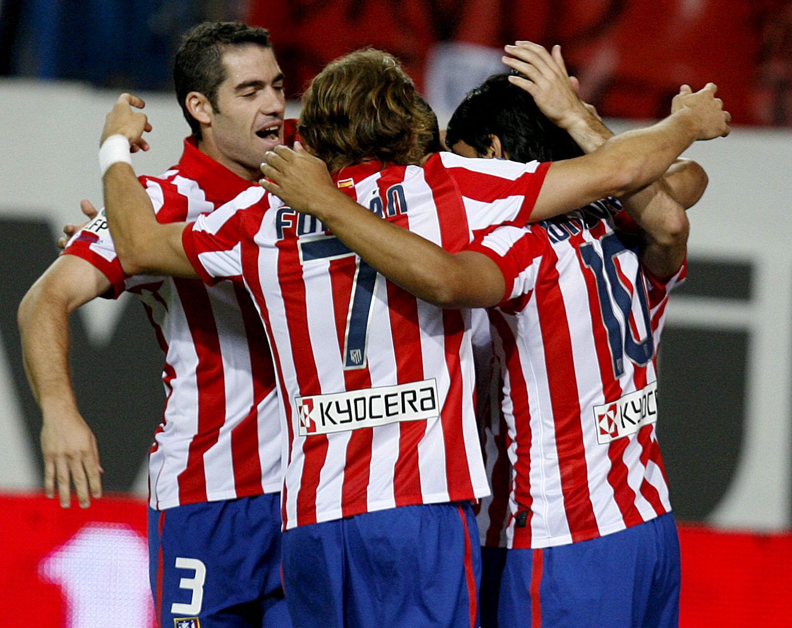 Los jugadores del Atlético de Madrid celebran el primer gol, de Jurado.