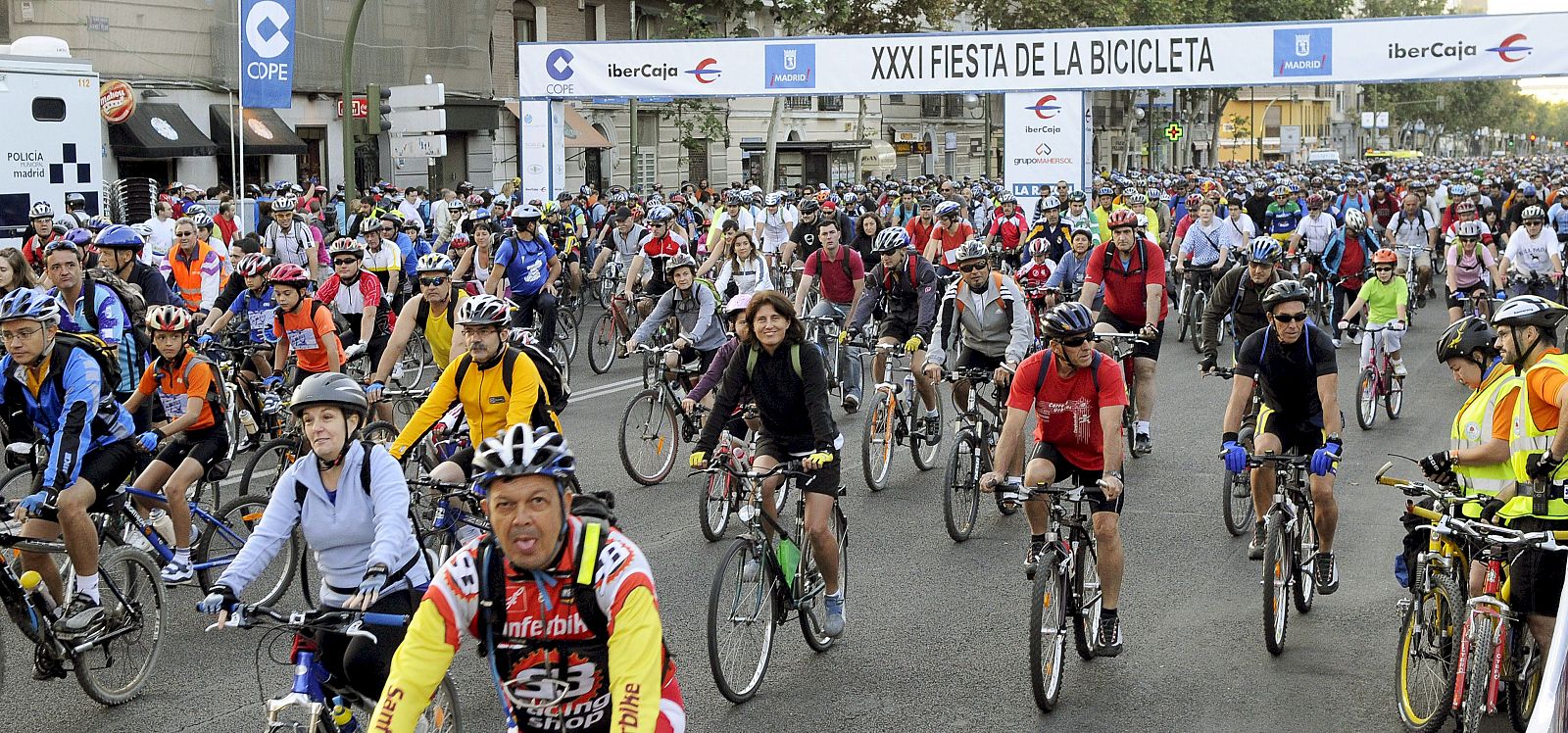 Más de 300.000 ciclistas, han vuelto tomar las principales calles del centro de Madrid para celebrar la Fiesta de la Bicicleta.