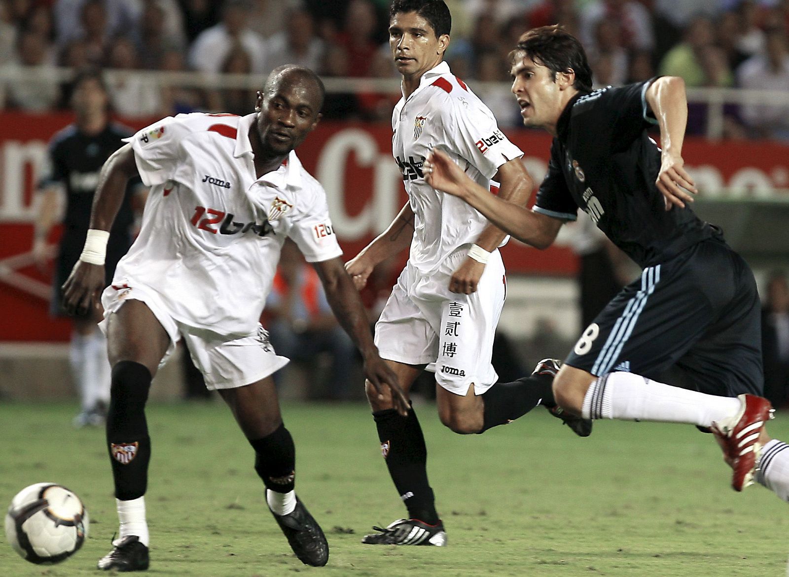 Kakà pelea un balón con Zokora ante la vigilancia de Renato.