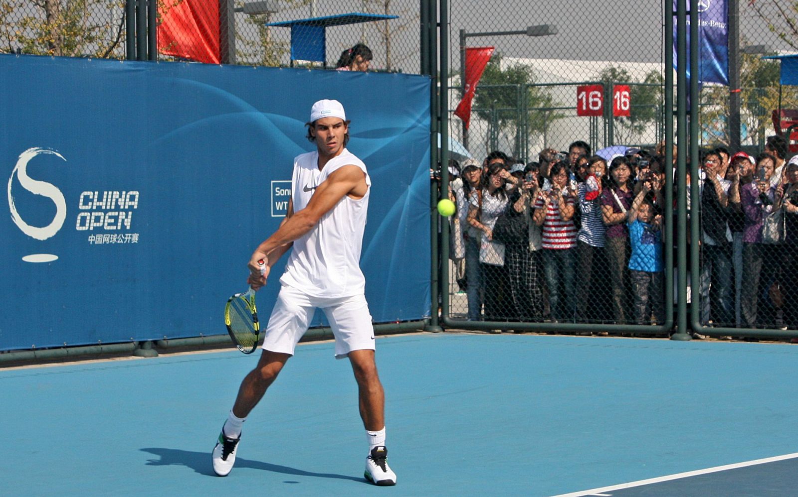 Rafa Nadal durante un entrenamiento en una de las pistas del Centro Nacional de Tenis, en la Villa Olímpica, donde se disputa el Abierto de China.
