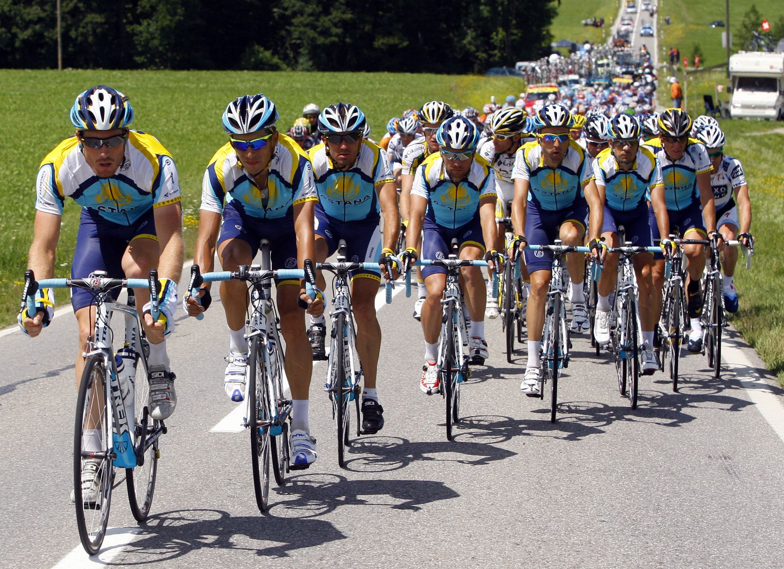 Corredores del equipo Astana, durante el pasado Tour de Francia.