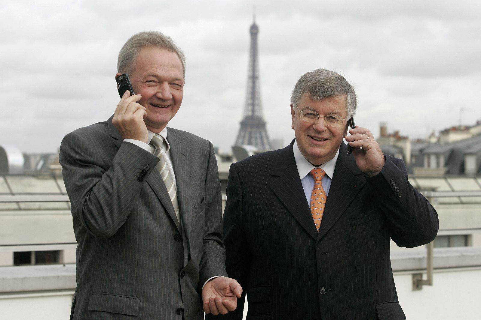Louis-Pierre Wenes, a la izquierda, junto al presidente de France Télécom, Didier Lombard, en una rueda de prensa.