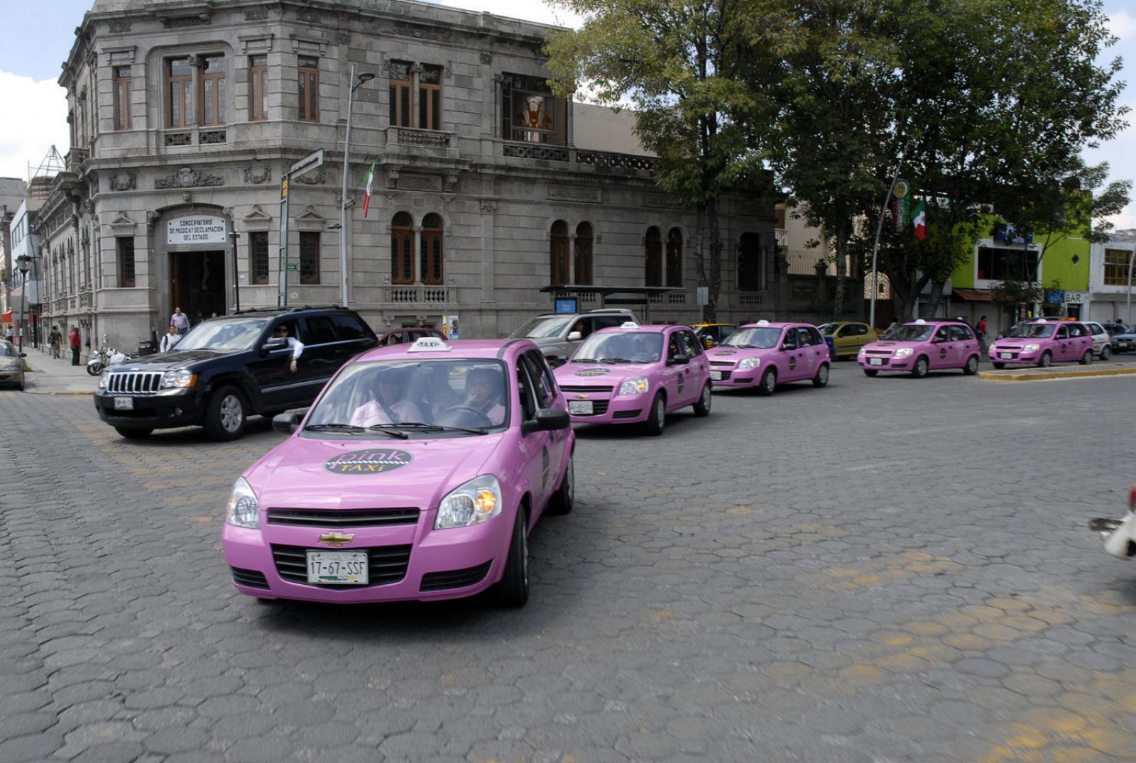 Taxis rosas circulan por las calles de la ciudad de Puebla (México).