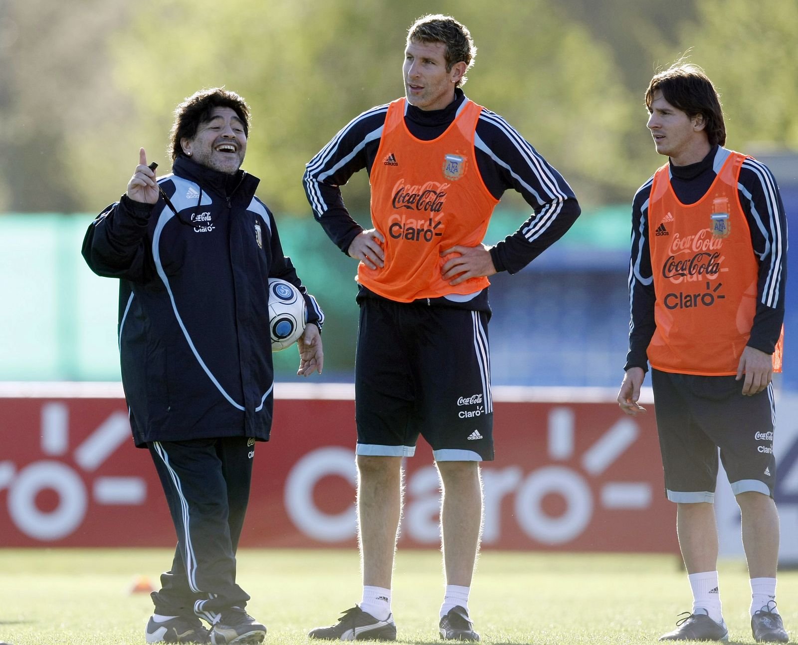 El entrenador de la selección argentina Diego Maradona junto a los jugadores Martín Palermo y Leo Messi.