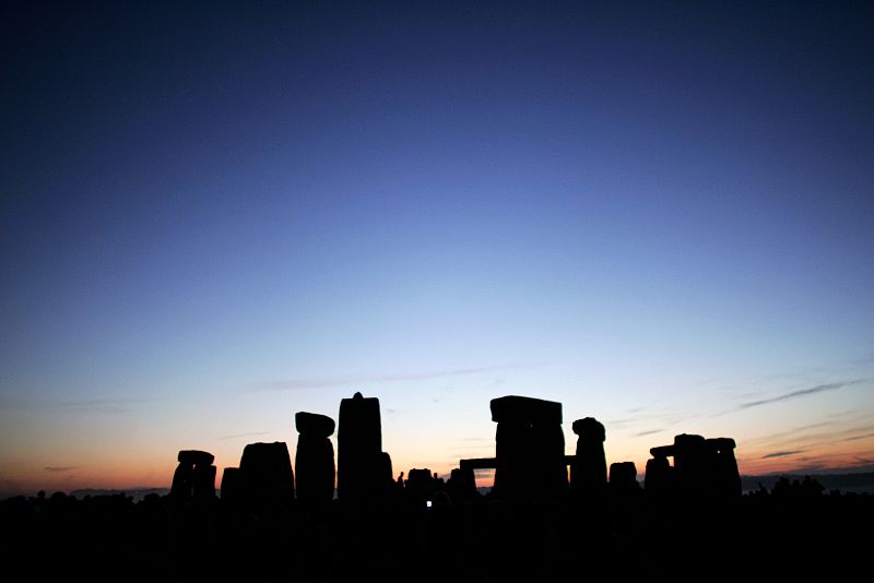 Vista de Stonehenge durante la puesta de sol. Miles de personas peregrinan al monumento prehistórico para ver el atardecer durante el solsticio de verano.