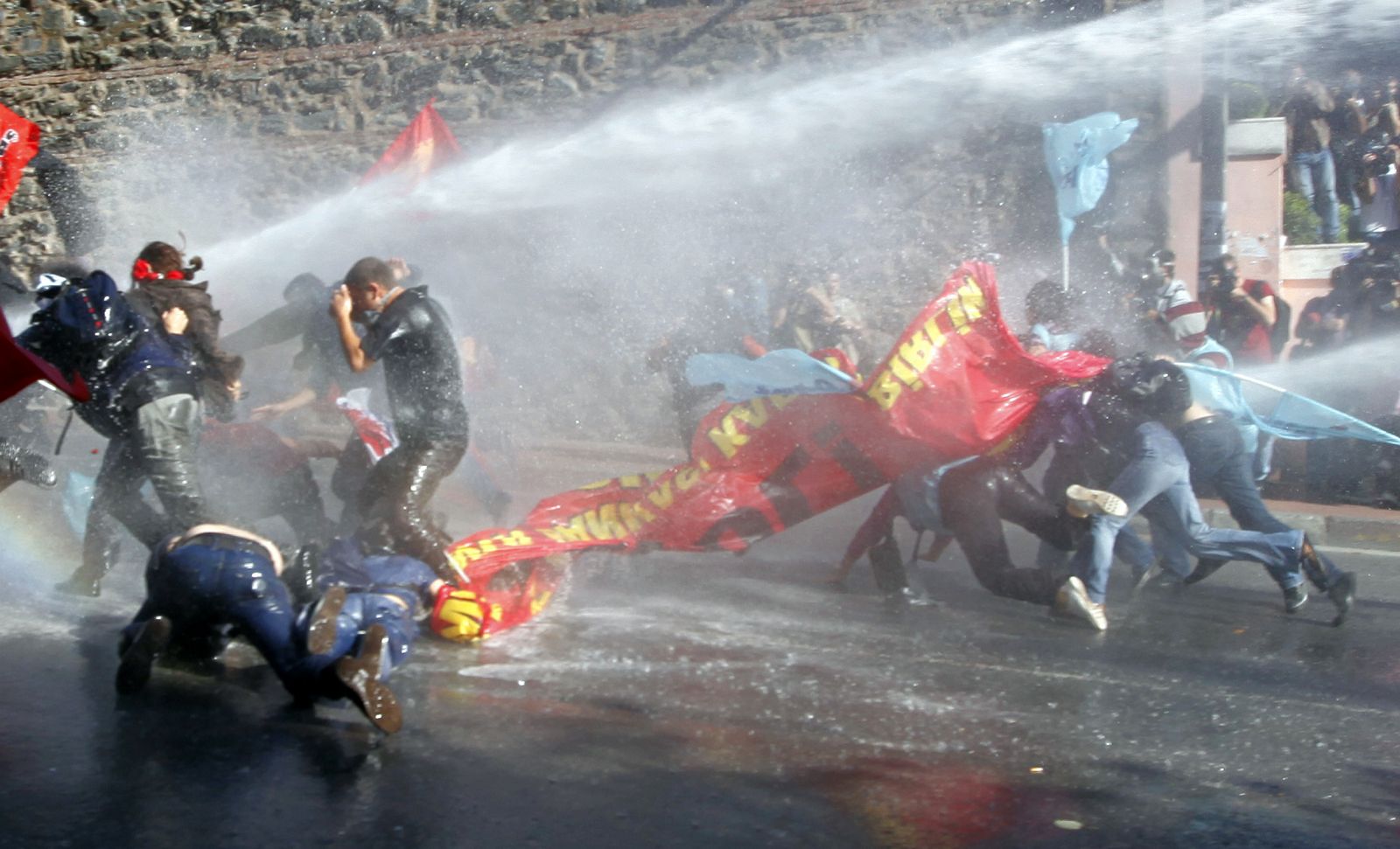 La policía lanza agua pa presión sobre los manifestantes en las protestas que han tenido lugar en Estambul contra el FMI y el Banco Mundial.