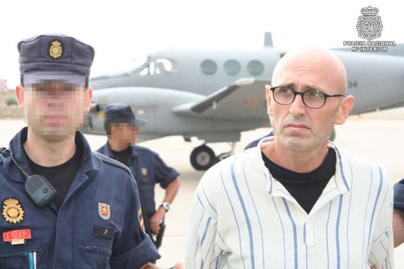 Agentes de la Policía Nacional extraditan a España desde Francia al presunto terrorista Esteban Murillo Zubiri.