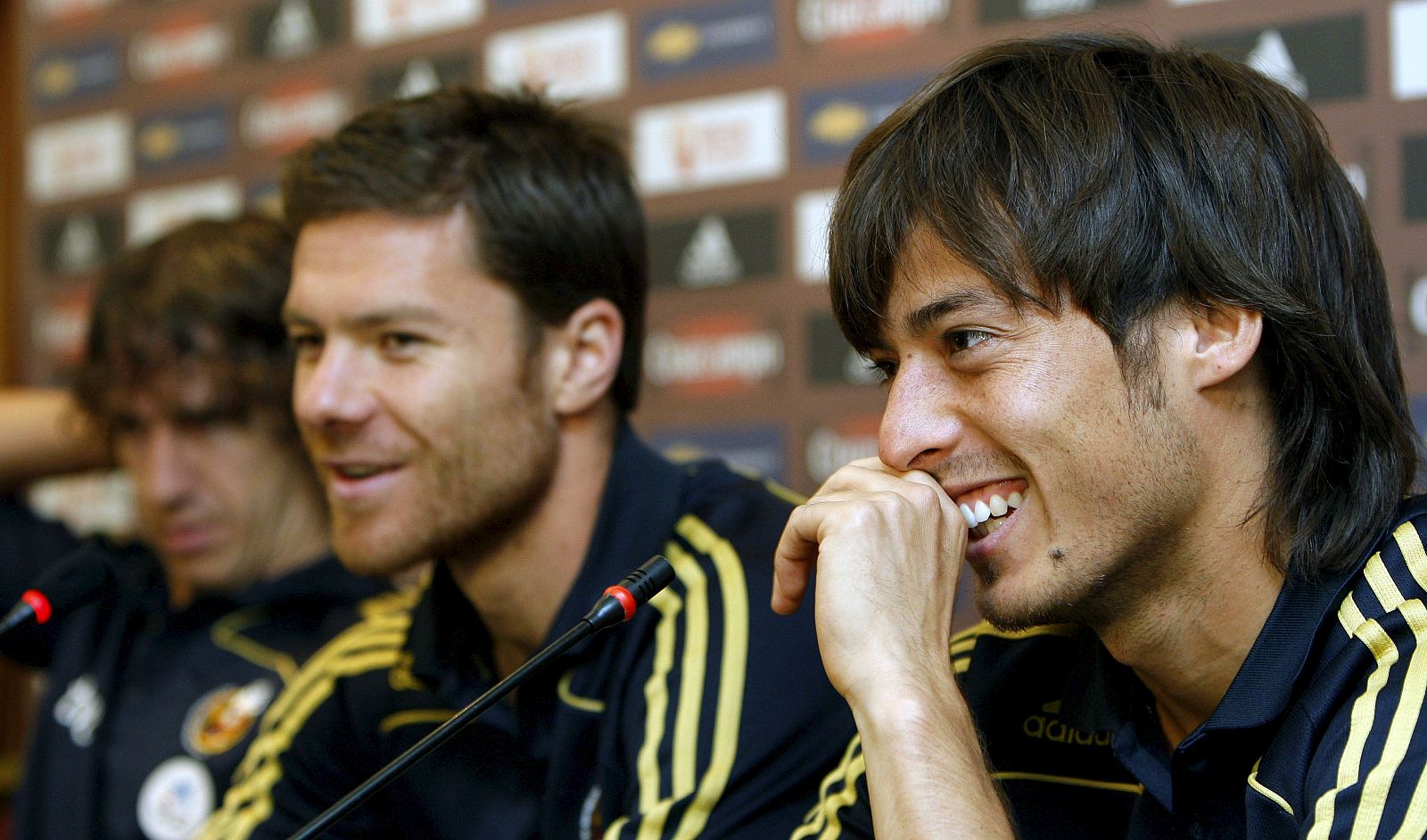 Carles Puyol, Xabi Alonso y David Silva, durante la rueda de prensa de este viernes en Erevan (Armenia).