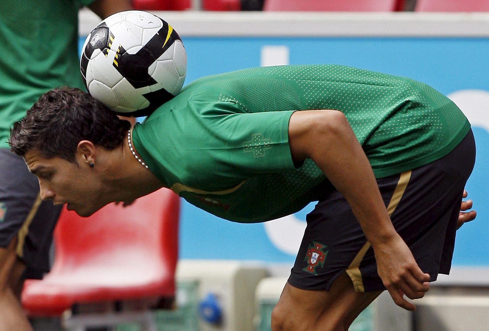 Cristiano Ronaldo hace un malabarismo con el balón durante un entrenamiento con la selección portuguesa.